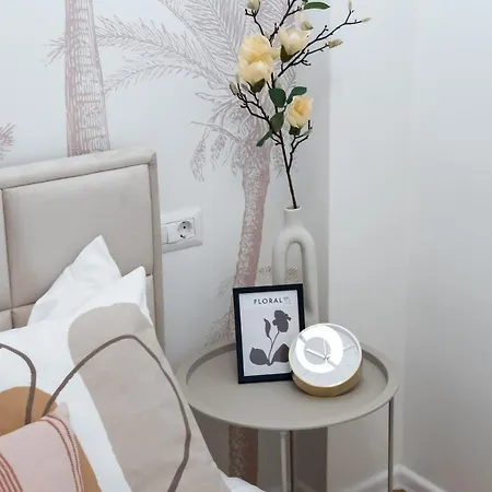 Breathtaking Spacious 2br - Center דירה *