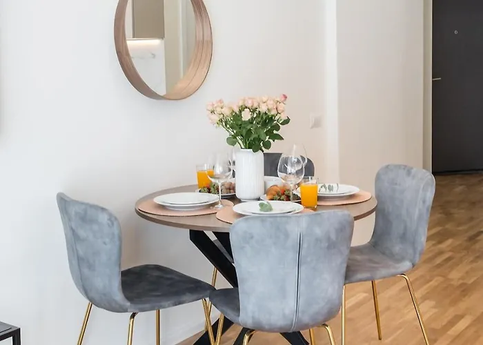 Апартаменти Breathtaking Spacious 2br - Center